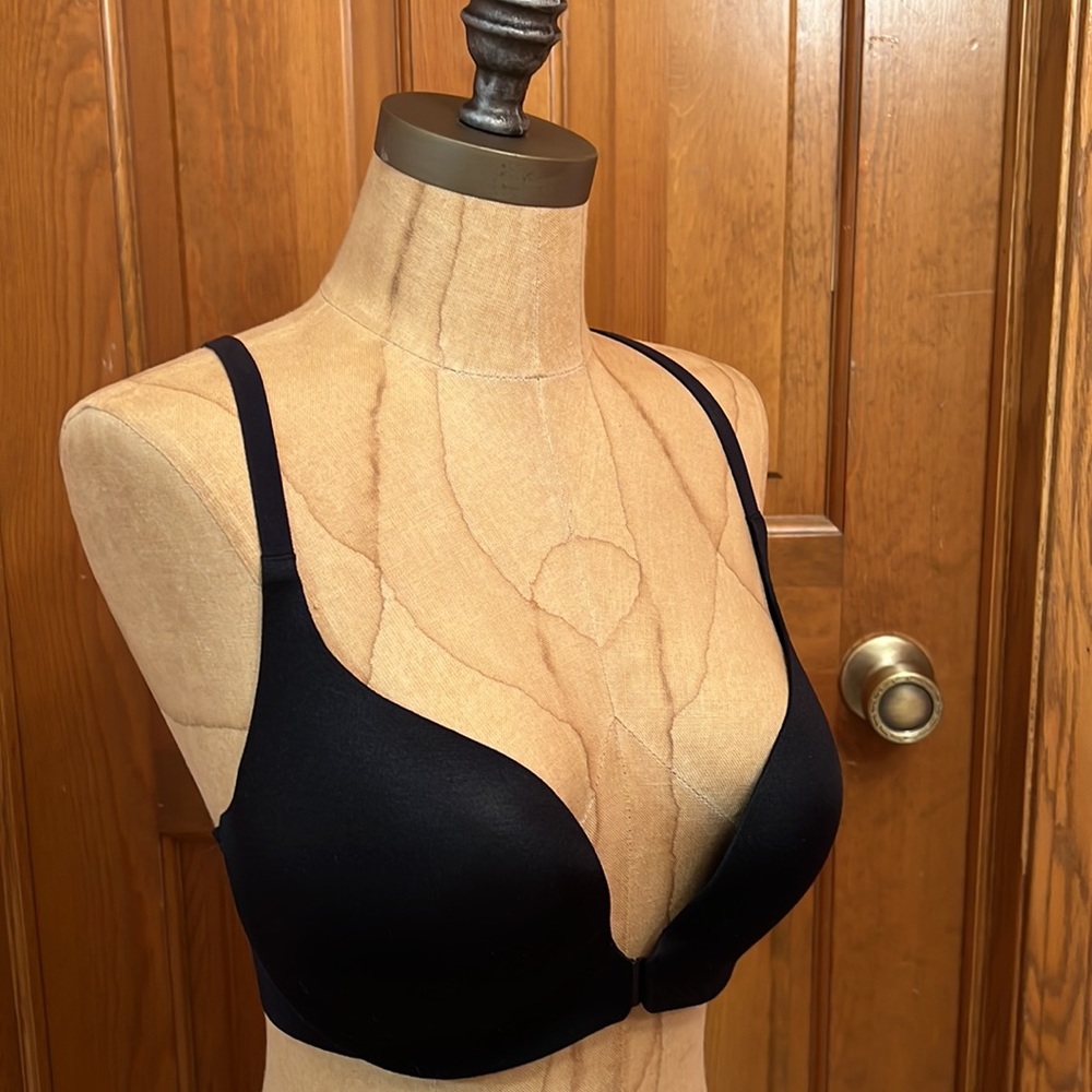 EUC Victoria’s Secret black Push up Criss cross bra Size 34D